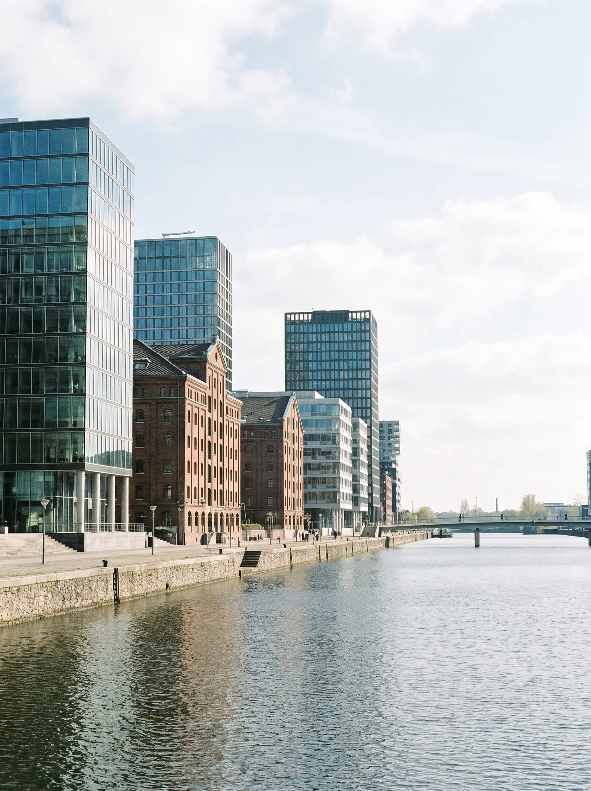 Rivierkade met moderne kantoren en oude pakhuizen
