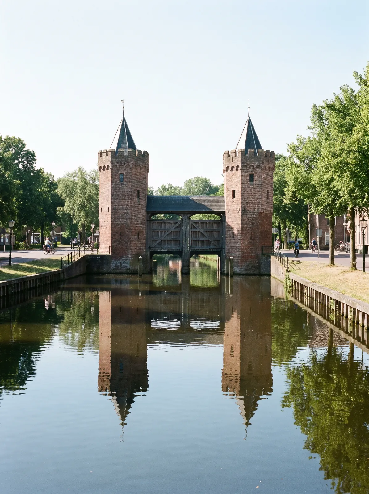 De Koppelpoort in Amersfoort, gespiegeld in de Eem